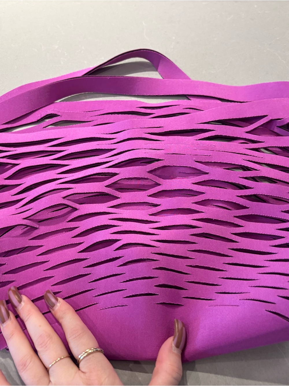 Purple Neoprene Laser-Cut Mesh beach bag - Picture 4 of 4